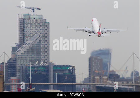Eine Registrierung von British Airways BA CityFlyer Embraer ERJ-170 G-LCYF startet am London City Airport LCY Stockfoto