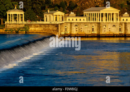 Fairmount Park und das Wasser des Delaware Water Works auf dem Schuylkill River dam in Philadelphia, Pennsylvania. Stockfoto