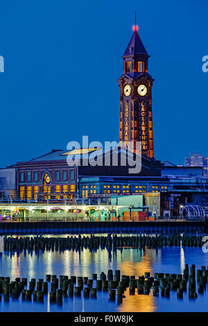 Erie Lackawanna Bahnhof in Hoboken, New Jersey während der Blauen Stunde der Dämmerung. Stockfoto