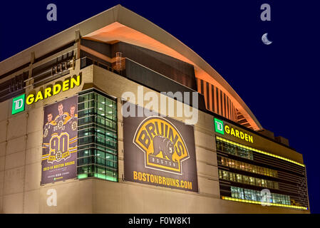 Außenansicht der Boston Bruins TD Garten bei Nacht beleuchtet. Stockfoto