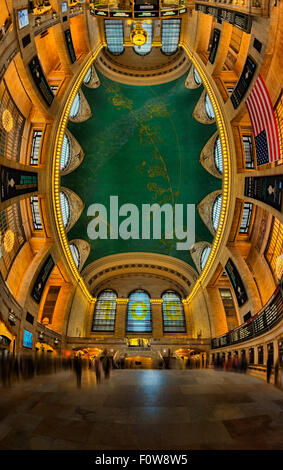 Diese vertikale Panorama zeigt eine einzigartige Perspektive auf die Haupthalle des historischen Grand Central Terminal in New York City. Stockfoto