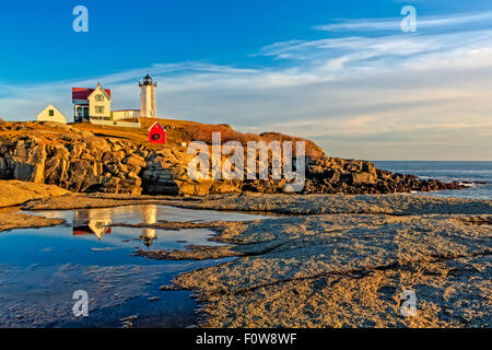 Nubble Leuchtturm in Cape Neddick in York Maine reflektiert die gefrorene Pfütze an einem kalten aber herrlichen Sonnenuntergang Nachmittag. Stockfoto