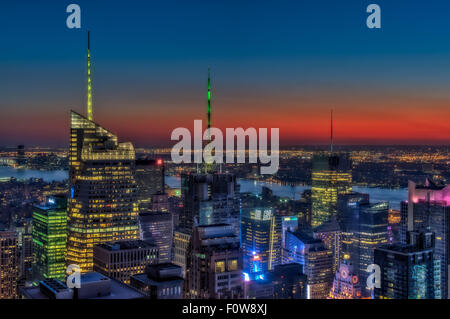 Obere Ansicht auf die beleuchtete Wolkenkratzer in Midtown Manhattan, die die Skyline von New York City während der Goldenen Stunde nach Sonnenuntergang.