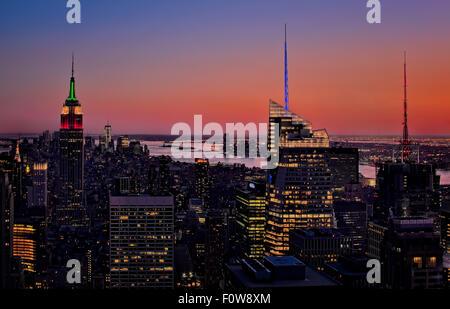 Vogelperspektive die beleuchtete Midtown Skyline von Manhattan in der Dämmerung von oben auf den Felsen in New York City. Stockfoto