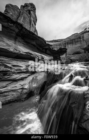 Stock Foto - Wasserfall im Coyote Gulch Teil des Grand Staircase Escalante National Monument im südlichen Utah Canyon Country blac Stockfoto