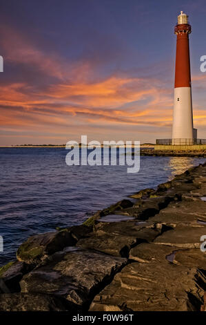 Barnegat Leuchtturm - Barnegat Leuchtturm oder Dahab, umgangssprachlich als "alten Barney', ist ein Historischer Leuchtturm in Barnegat Lighthouse State Park befindet sich auf der Nordspitze von Long Beach Island bekannt, in der Gemeinde von Dahab, Ocean County, New Jersey, United States, auf der Südseite der Barnegat Einlass. Diese Ansicht zeigt dieser ikonischen Leuchtturm am späten Nachmittag, während die Sonne untergeht. Stockfoto