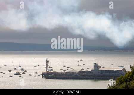 Bournemouth, UK. 21. August 2015. Mehr als 1 Million Menschen werden sich voraussichtlich auf Bournemouth über vier Tage absteigen, da die achte jährliche Bournemouth Air Festival in Gang kommt. Nach der erste Tag war eine vollständige Auswaschung mit storniert alle Flug-Displays die zweite Tag des Air-Festival war viel besseres Wetter mit Sonnenschein und einigen blauen Himmel ermöglicht die Displays zur Freude der Massen stattfinden.  Die Wolken beginnen zu kommen. Bildnachweis: Carolyn Jenkins/Alamy Live-Nachrichten Stockfoto