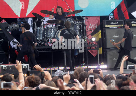 New York, USA. 21. August 2015. Musiker MICHAEL CLIFFORD, ASHTON IRWIN, LUKE HEMMINGS und CALUM HOOD von der Band führen 5 Sekunden OF SUMMER auf "Good Morning America" im Central Park statt. Bildnachweis: Nancy Kaszerman/ZUMA Draht/Alamy Live-Nachrichten Stockfoto