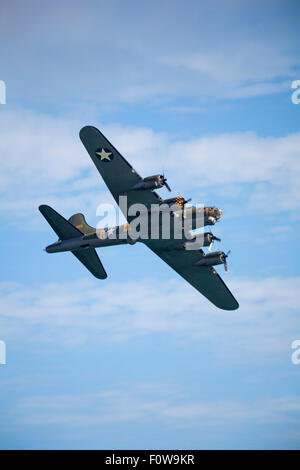 Bournemouth, UK. 21. August 2015. Sally-B B - 17G Flying Fortress zeigt am Bournemouth Air Festival.  Bildnachweis: Carolyn Jenkins/Alamy Live-Nachrichten Stockfoto