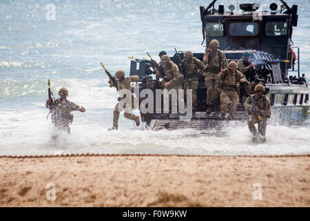 Bournemouth, UK. 21. August 2015. Strand-Angriff von Royal Marines Commando findet statt. Bildnachweis: Carolyn Jenkins/Alamy Live-Nachrichten Stockfoto