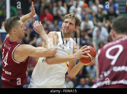 Basketball-Supercup: Deutschland vs. Lettland in der Inselpark Halle, Hamburg, Deutschland, 21. August 2015. Lettlands Dairis Bertans (l-R), Kaspars Berzins (l) und der deutschen Dirk Nowitzki in Aktion Foto: AXEL HEIMKEN/Dpa Stockfoto