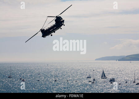 Bournemouth, UK. 21. August 2015. RAF Chinook-Hubschrauber führt beim Bournemouth Air Festival, Bournemouth, UK.  Bildnachweis: Carolyn Jenkins/Alamy Live-Nachrichten Stockfoto