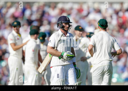 London, UK. 21. August 2015. Investec Asche 5. Test, Tag 2. England gegen Australien. Englands Ian Bell geht Weg nach dem Verlust seines Wicket aufs Bowlen Australiens Peter Siddle, wie australische Spieler im Hintergrund Credit feiern: Action Plus Sport/Alamy Live News Stockfoto