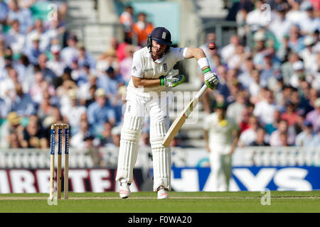 London, UK. 21. August 2015. Investec Asche 5. Test, Tag 2. England gegen Australien. Englands Ian Bell sieht in Schmerz, wie er durch die Kugel Kredit getroffen wird: Action Plus Sport/Alamy Live News Stockfoto