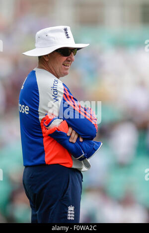 London, UK. 21. August 2015. Investec Asche 5. Test England gegen Australien. England Trainer Trevor Bayliss überwacht das warme bis vor Beginn des Spiels Credit: Action Plus Sport/Alamy Live News Stockfoto