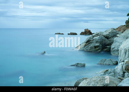 Schöne felsige Küste. Langzeitbelichtung Landschaft. Costa Brava Spanien Stockfoto