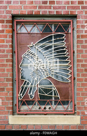 Dekorative Metall-Bildschirm im Fenster der Blackfeet Historical Society in Browning, Montana. Stockfoto