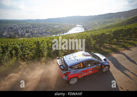 Piesporth, Deutschland. 21. August 2015. Motorsport: Rallye Deutschland WM 9. Runde: Thierry Neuville und Nicolas Gilsoul aus Belgien Kreuzfahrt in ihre Hyundai i20 WRC durch in den Weinbergen bei Piesporth, Germany, 21. August 2015. Foto: THOMAS FREY/Dpa/Alamy Live News Stockfoto