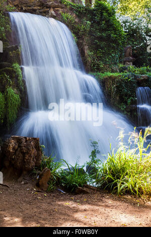 Der Wasserfall, bekannt als der Kaskade auf dem Bowood Anwesen in Wiltshire im Sommer. Stockfoto