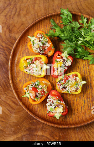 Salat Snack Paprika gefüllt mit Couscous mit Gemüse Stockfoto