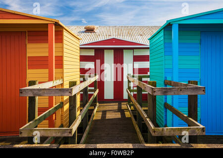 Bunte hölzerne Strandhütten in Kentish Seebad Whitstable. Stockfoto