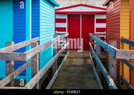 Bunte hölzerne Strandhütten in Kentish Seebad Whitstable. Stockfoto