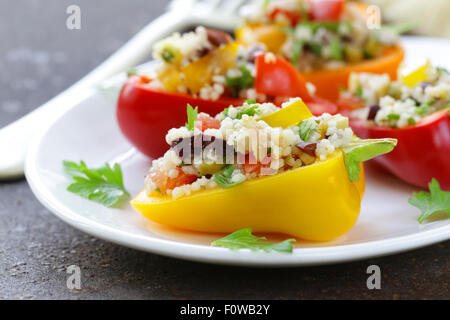 Salat Snack Paprika gefüllt mit Couscous mit Gemüse Stockfoto