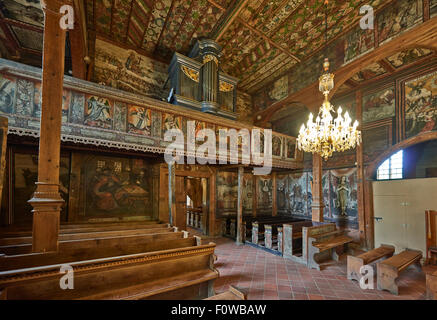 Innenaufnahme der prächtig geschmückte hölzerne Kirche St. Michael Erzengel, Binarowa, UNESCO-Weltkulturerbe, Polen Stockfoto