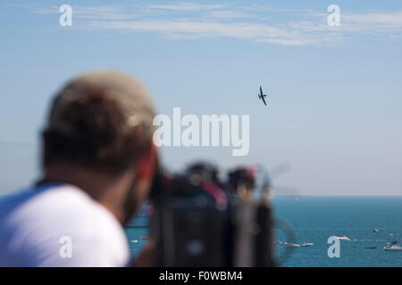 Bournemouth, UK. 21. August 2015. Mehr als 1 Million Menschen werden sich voraussichtlich auf Bournemouth über vier Tage absteigen, da die achte jährliche Bournemouth Air Festival in Gang kommt. Nach der erste Tag war eine vollständige Auswaschung mit storniert alle Flug-Displays die zweite Tag des Air-Festival war viel besseres Wetter mit Sonnenschein und einigen blauen Himmel ermöglicht die Displays zur Freude der Massen stattfinden.  Dreharbeiten zu BBMF Credit: Carolyn Jenkins/Alamy Live-Nachrichten Stockfoto