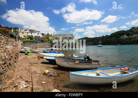 Boote vertäut am Ufer eines Flusses mit Hütten in der Nähe. Stockfoto