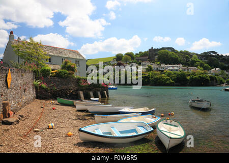 Boote vertäut am Ufer eines Flusses mit Hütten in der Nähe. Stockfoto