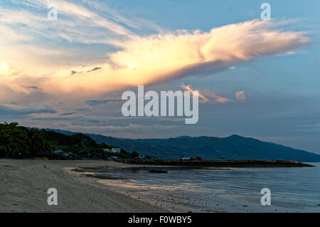 Die Sonne wird dominieren den Himmel kurz. Es wird einen ganzen Morgen in einer Stunde oder so am Strand, wie die Sonne schnell steht vor der Tür Stockfoto