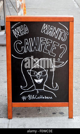 Eine lustige Zeichen auf einer Tafel vor einem Café am Broadway in Greenwich Village, New York City Stockfoto