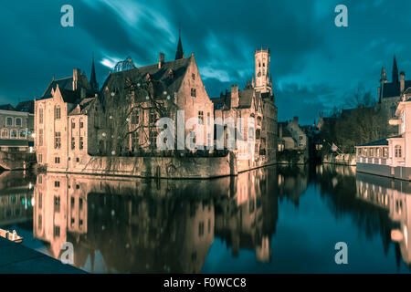 Turm-Belfort vom Rozenhoedkaai in Brügge Stockfoto