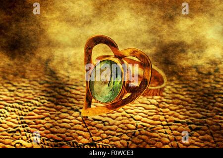 Herzförmige Ring auf Grunge Hintergrund Stockfoto
