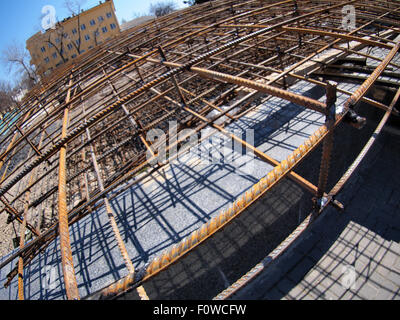 Städtische Baustelle mit Metallverstärkung, Fokus auf Vordergrund mit fisheye Weitwinkel Stockfoto