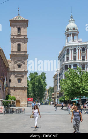 Touristen Wandern rund um die Plaza Santo Domingo, Murcia Stadt, Murcia, Spanien, Europa Stockfoto