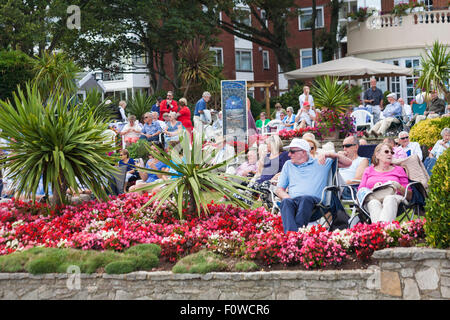 Bournemouth, UK. 21. August 2015. Menschenmassen sitzen im Garten des Hotel Miramar, Bournemouth, Bournemouth Air Festival im August zu sehen.  Bildnachweis: Carolyn Jenkins/Alamy Live-Nachrichten Stockfoto