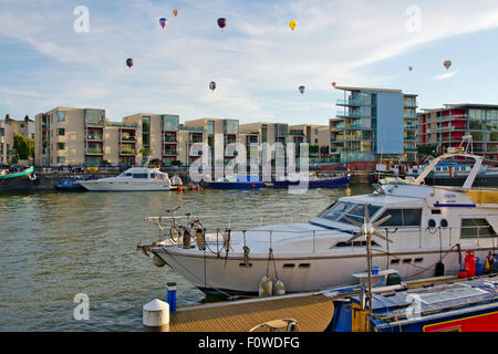 Schwimmende Hafen von Bristol mit Heißluftballons in den Himmel über Spike Island Stockfoto