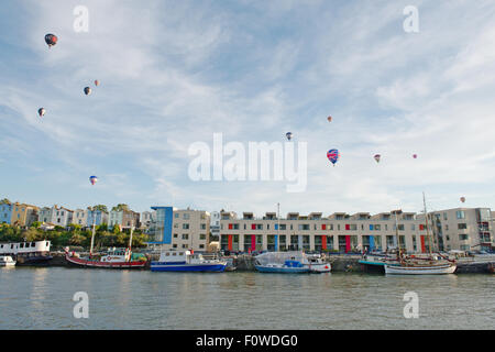 Schwimmende Hafen von Bristol mit Heißluftballons in den Himmel über Spike Island Stockfoto