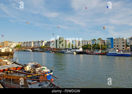 Schwimmende Hafen von Bristol mit Heißluftballons in den Himmel über Spike Island Stockfoto