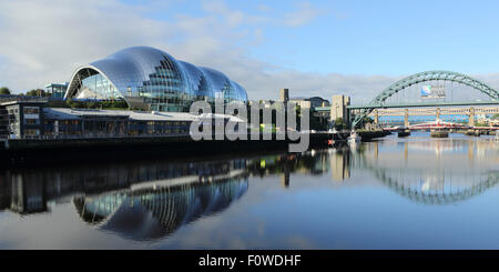 Die Sage Gateshead Performing Arts Centre und Tyne Bridge in Newcastle-upon-Tyne, England. Sie spiegeln in den Fluss Tyne. Stockfoto