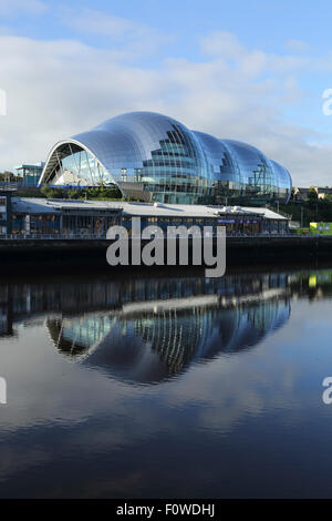 Sage Gateshead spiegelt sich in den Fluss Tyne in Gateshead, England. Das Performing Arts Centre wurde 2005 eröffnet. Stockfoto