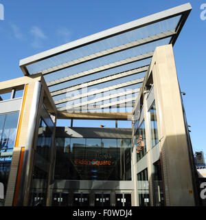 Die Fassade des Intu Eldon Square in Newcastle-upon-Tyne, England. Eldon Square ist ein überdachtes Einkaufszentrum. Stockfoto