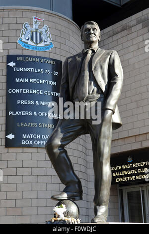 Statue des ehemaligen Manager Sir Bobby Robson außerhalb von St James' Park in Newcastle-upon-Tyne, England. Stockfoto