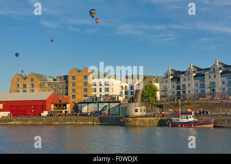 Schwimmende Hafen von Bristol mit Heißluftballons in den Himmel über Spike Island Stockfoto