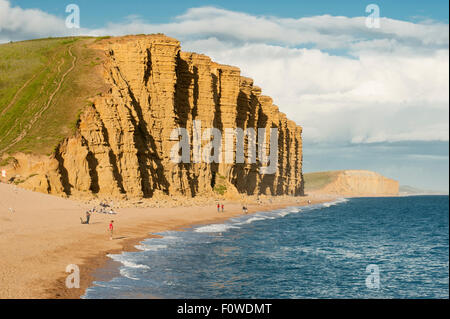 Die Klippen der "Jurassic Coast" im Osten von West Bay in der Nähe der Stadt Bridport, Dorset, England, UK. Stockfoto