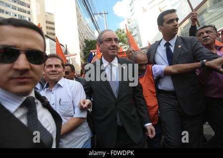 Sao Paulo, Brasilien. 21. August 2015. Präsident der Kammer der Abgeordneten von Brasilien, Eduardo Cunha (C), besucht am 21. August 2015 ein Treffen mit Gewerkschaften Arbeiter in Sao Paulo, Brasilien. Die brasilianischen Generalstaatsanwalts lag förmlich Korruptionsvorwürfen gegen den Sprecher des Unterhauses, Eduardo Cunha und ehemaliger Präsident Fernando Collor de Mello. © Rahel Patras/Xinhua/Alamy Live-Nachrichten Stockfoto