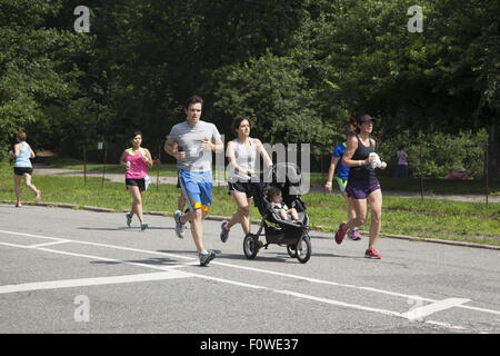 Menschen machen Joggen für die Gesundheit eine Familienangelegenheit im Prospect Park, Brooklyn, NY. Stockfoto