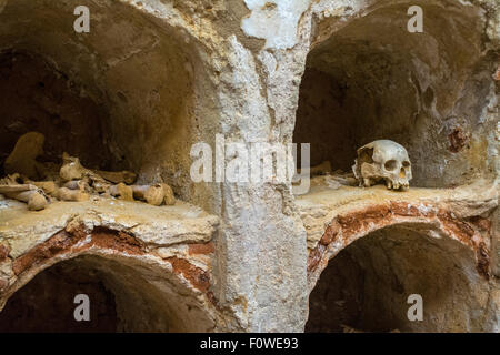 Menschlicher Schädel in der Kammer in einer Krypta der punischen Mauer bei Cartagena, Murcia, Spanien Stockfoto